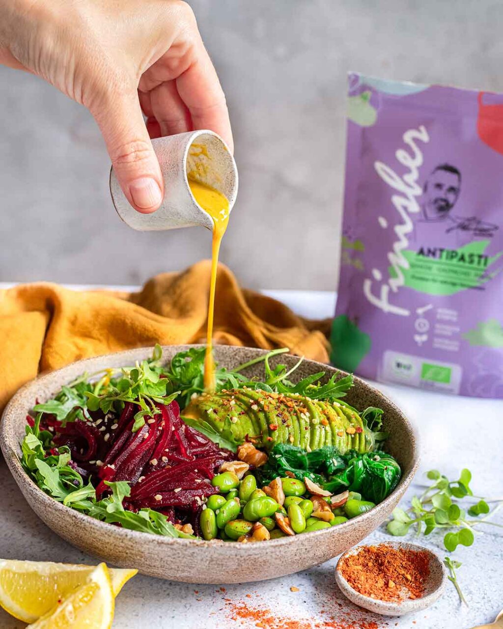 Vegane Buddha Bowl mit Rote Bete, Edamame, Avocado und Bio Antipasti Food Finisher Dressing