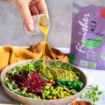 Vegane Buddha Bowl mit Rote Bete, Edamame, Avocado und Bio Antipasti Food Finisher Dressing