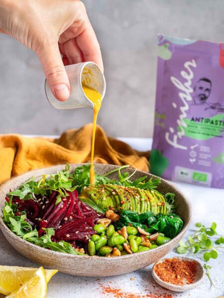 Vegane Buddha Bowl mit Rote Bete, Edamame, Avocado und Bio Antipasti Food Finisher Dressing