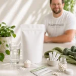 Was ist Kreatin – Kreatin Pulver, Sticks und Kapseln in heller Wellness-Szene mit Wasser und unscharfem Mann im Hintergrund